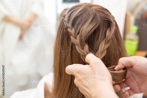 ヘアセットをする女性の頭　Hair set photo