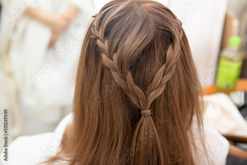 ヘアセットをする女性の頭 Hair set