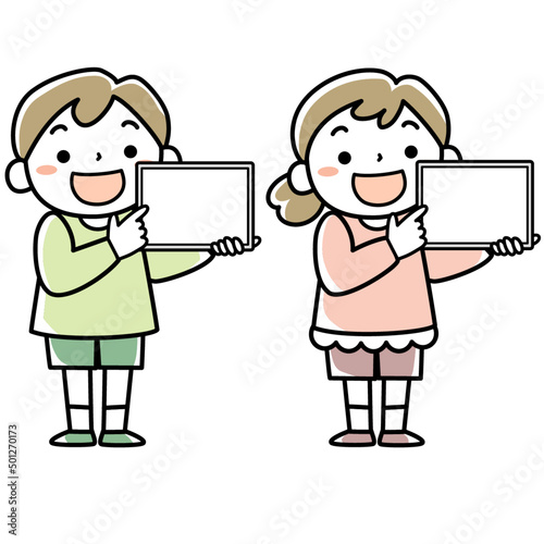 タブレットを指して発表する子ども
