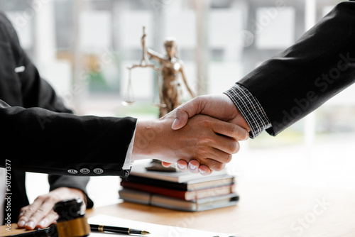 Fotografiet Lawyers shake hands with clients who come to testify in the case of embezzlement from business partners who jointly invest in the business