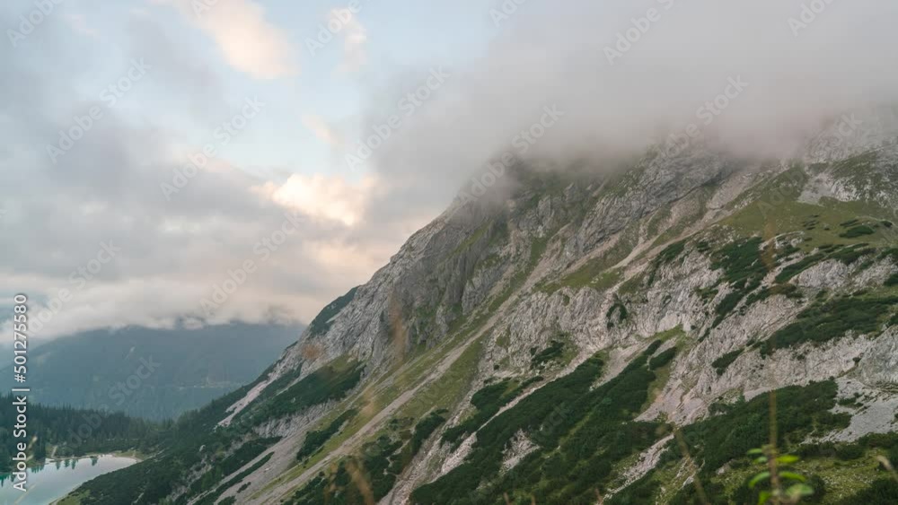 Zeitraffer Alpen vorderer Tajakopf in Wolken und Blick auf Seebensee Zeitraffer Alpen vorderer Tajakopf in Wolken und Blick auf Seebensee