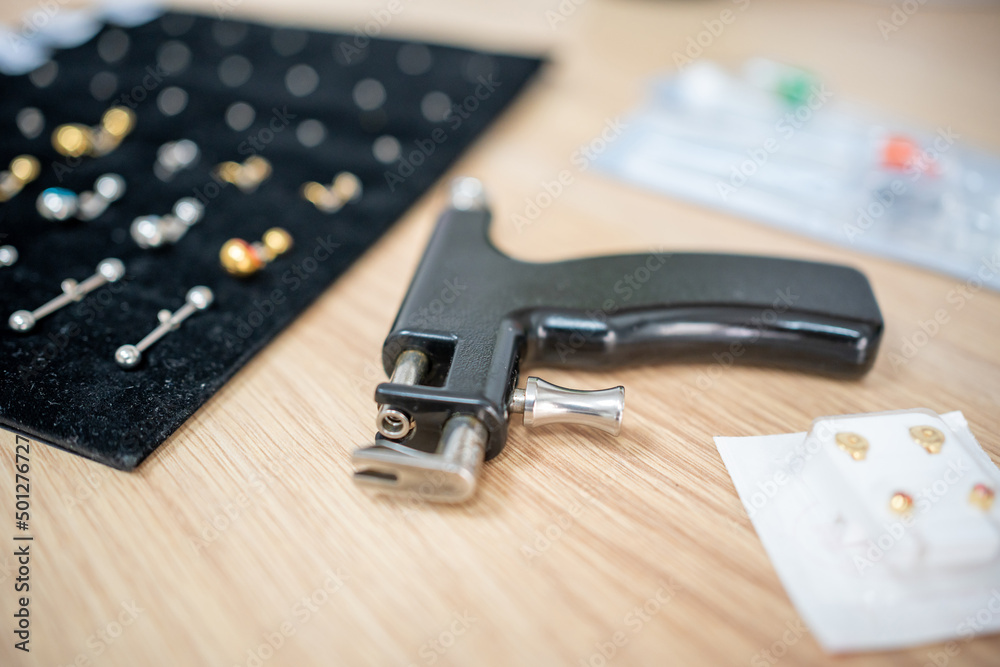 Piercing Device and Piercing Kit Tool Piercing Device and Piercing Kit Tool