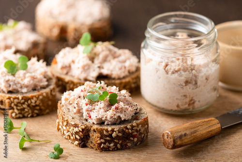 Foto bruschetta with tuna pate, fish rillettes