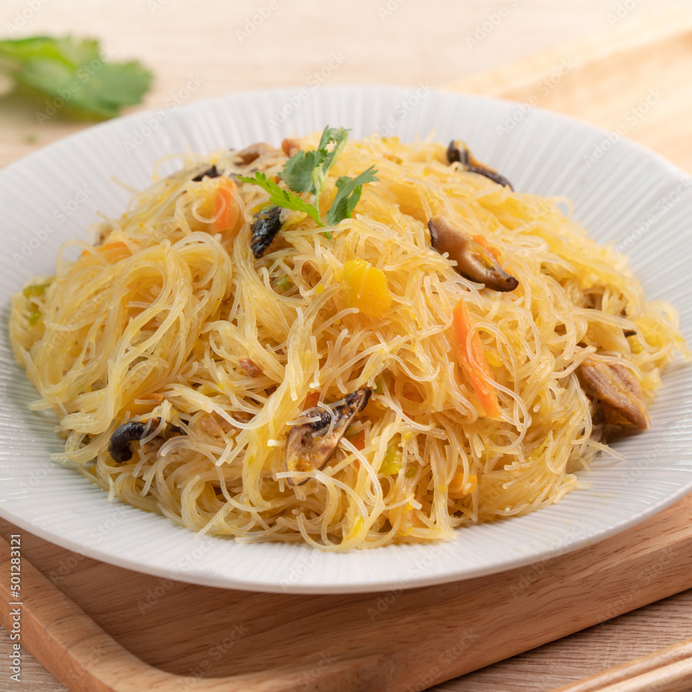 Rice vermicelli noodles stir-fried with boiled pumpkin.