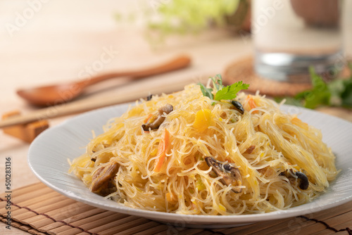 Rice vermicelli noodles stir-fried with boiled pumpkin.
