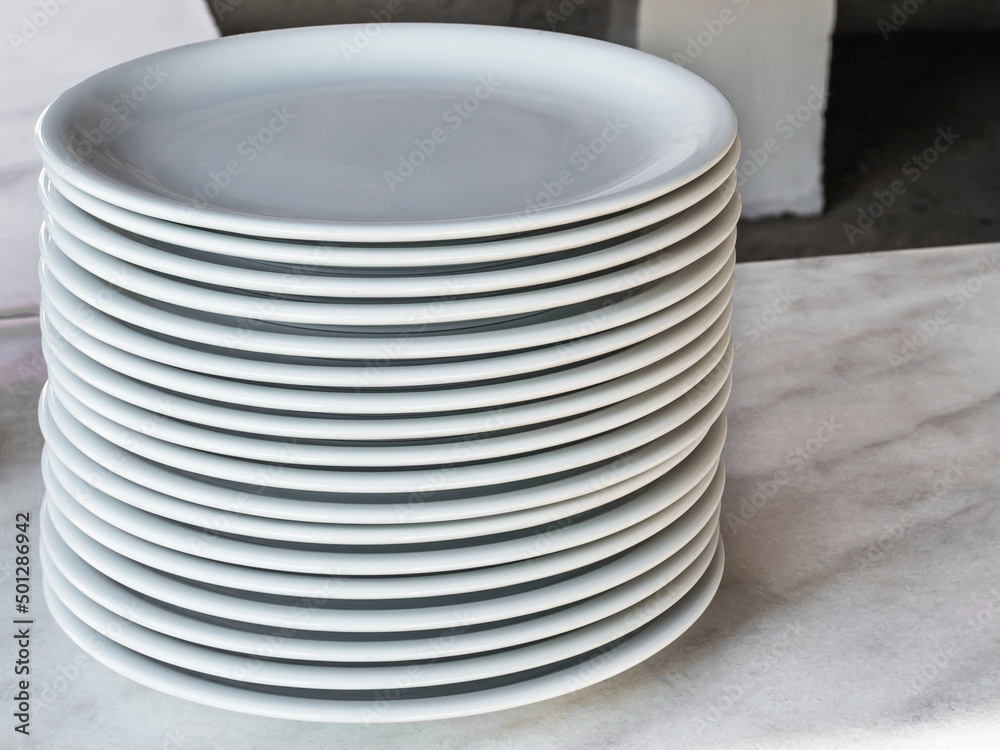 Obraz premium Set of white dishes on the table in a street restaurant.