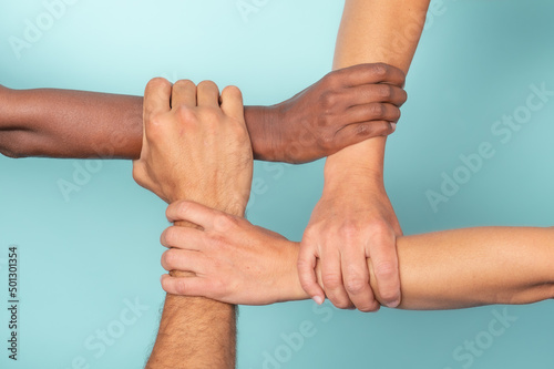 Solidarité mains reliées sur fond bleu ciel