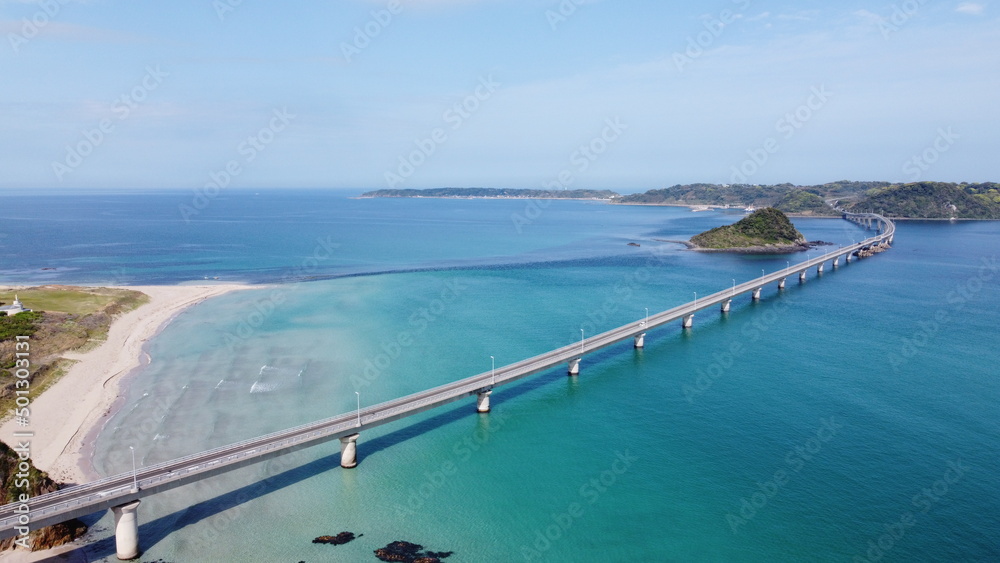 Obraz premium 【角島大橋】山口県下関市豊北町大字神田自然と町並み~ドローン空撮 角島の青い海と空