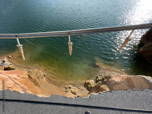 Erdrutsch mit Abbruch der Straße am Stausee
