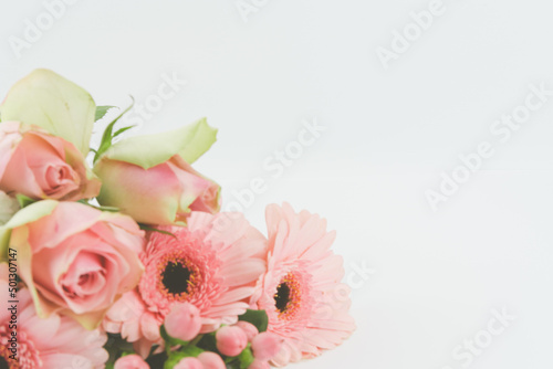 Kartka z kwiatami z miejscem na tekst, delikatne pastelowe kolory.