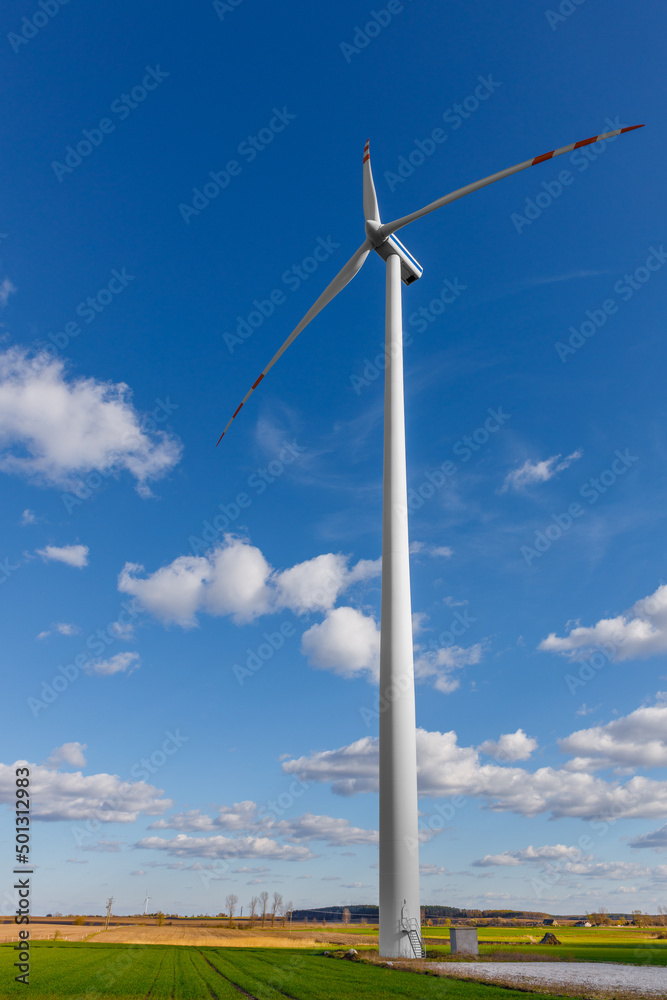 Turbina widoczna na błękitnym niebie.	 - obrazy, fototapety, plakaty 