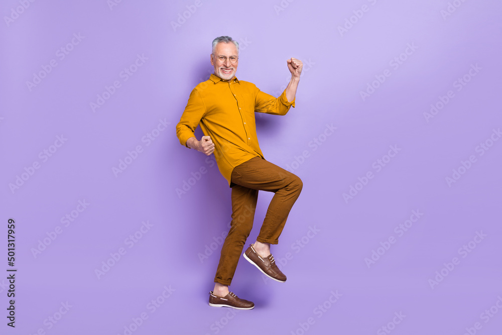 Full size photo of cool old white hairdo man yell wear eyewear shirt trousers shoes isolated on purple color background