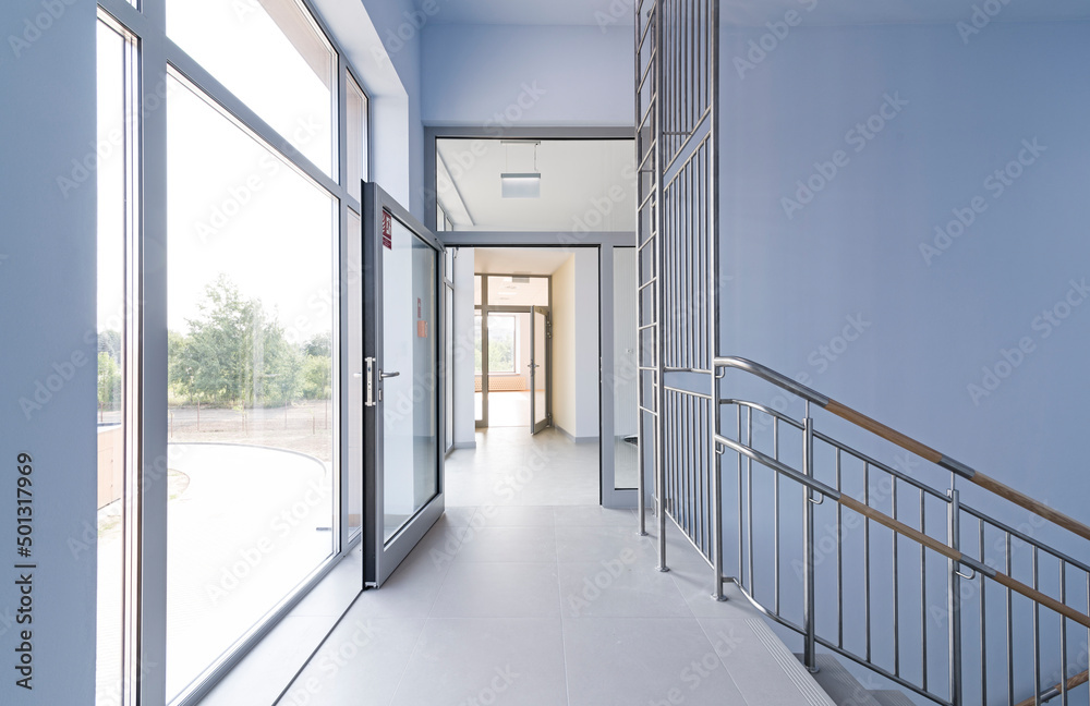 Obraz na płótnie Korytarz z klatką schodową. Duże jasne pomieszczenia z przejściami z widokiem na zewnątrz. w salonie