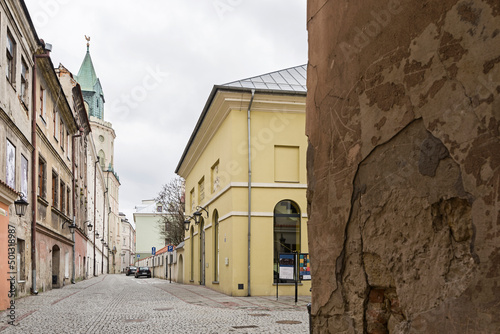 Klimatyczna uliczka na Starym Mieście w Lublinie. Stare i nowe kamienice. Wieża Trynitarska w Lubinie. Najwyższy punkt widokowy i orientacyjny