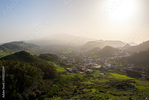 Ausblick vom Mirador Cruz del Carmen auf ein Dorf im Anaga Gebirge, Teneriffa © El Gaucho