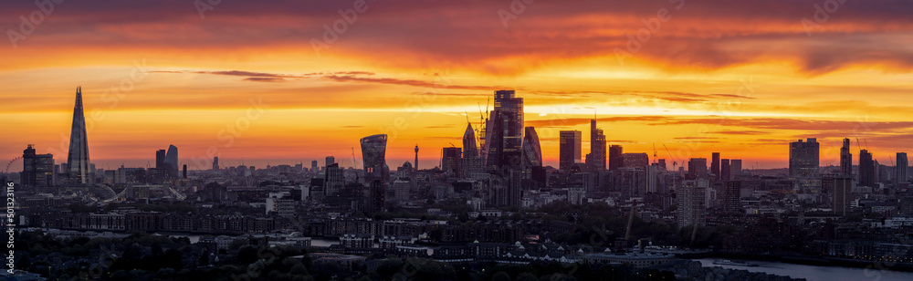 Fototapeta premium Very wide, panoramic sunset view over the modern cityscape of London, England