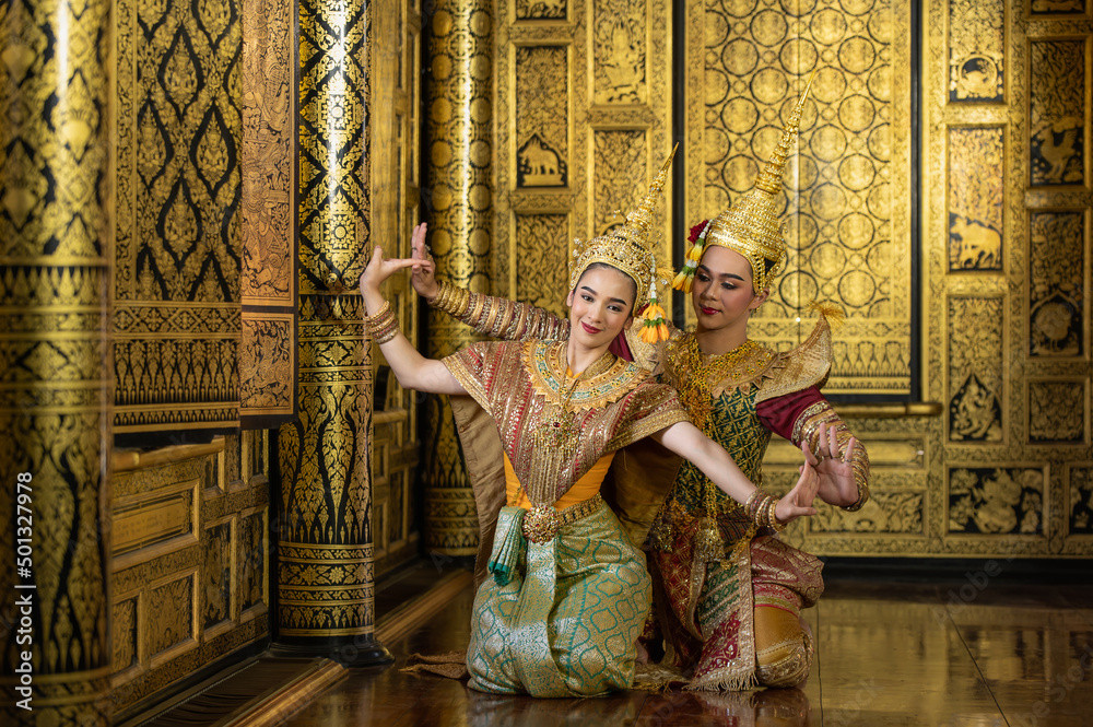 Obraz premium Pantomime (Khon) is traditional Thai classic masked play enacting scenes from the Ramayana with a backdrop of Thai paintings in a public place at Wat Phra Khao, Ayutthaya province, Thailand