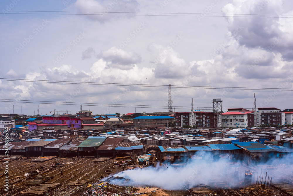 Cross view of Makoko sawmill area from the TMB in Lagos, NIGERIA, April 12 2022. Nigerian Economy Amidst Rising Inflation - obrazy, fototapety, plakaty 