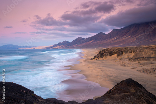 Una larga exposición al atardecer en la playa de Cofete, Fuerteventura, Islas Canarias, España photo