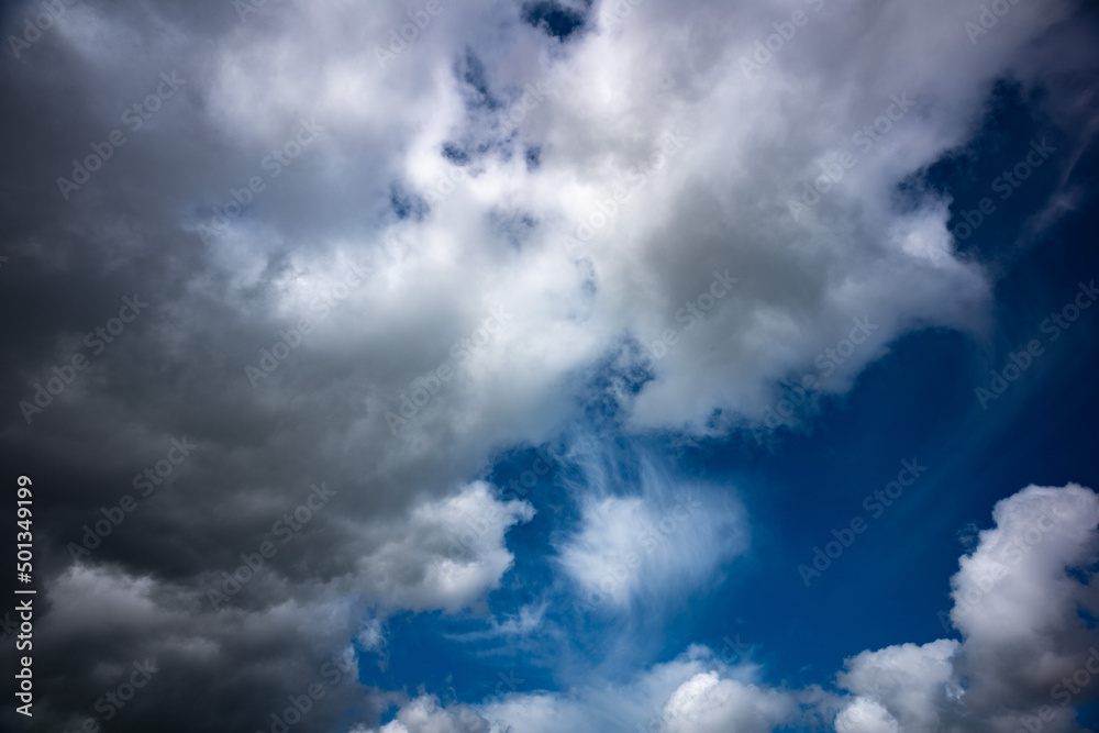 Obraz premium dark contrast clouds and blue sky background