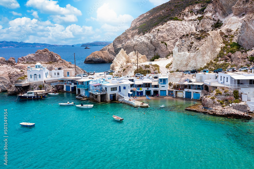 Das idyllische Syrmata Fischerdorf Firopotamos auf der Insel Milos, Kykladen, Griechenland, mit bunten Häusern direkt am Meer 