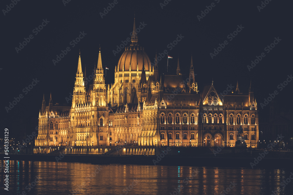 Budynek Parlamentu w Budapeszcie w nocnej odsłonie - obrazy, fototapety, plakaty 
