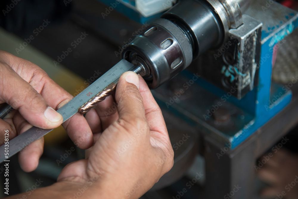 The CNC operator measure the tool length of endmill tool.