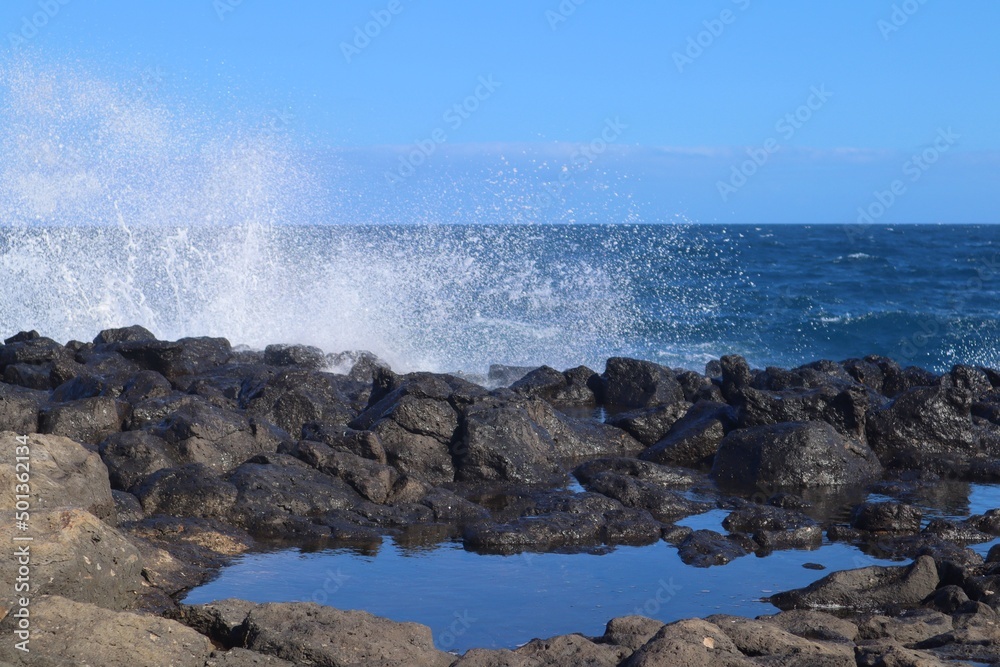 Morska bryza spowodowana rozbijającą się fala o kamieniste wybrzeże wyspy Fuerteventura