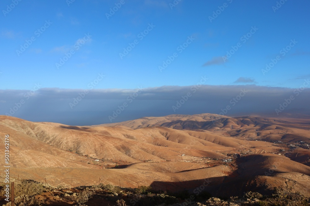 Pustynny krajobraz wyspy Fuerteventura Pustynny krajobraz wyspy Fuerteventura