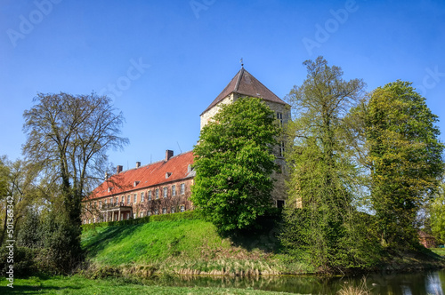 Historisches Schloss auf einem Hügel in Rheda-Wiedenbrück