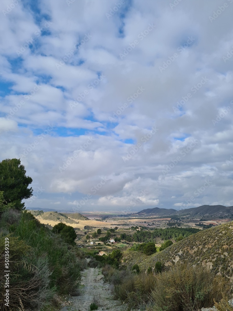 Paisajes de cielos nublados bajo la tormenta 