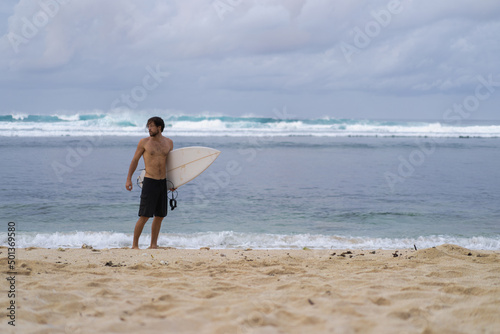 Canvas Print Sexy surfer surfing man with surfboard
