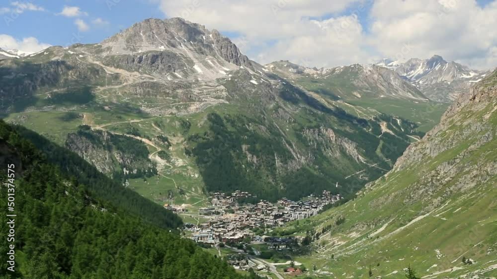 La station de Val d'Isère lovée au fond de sa vallée des Alpes.