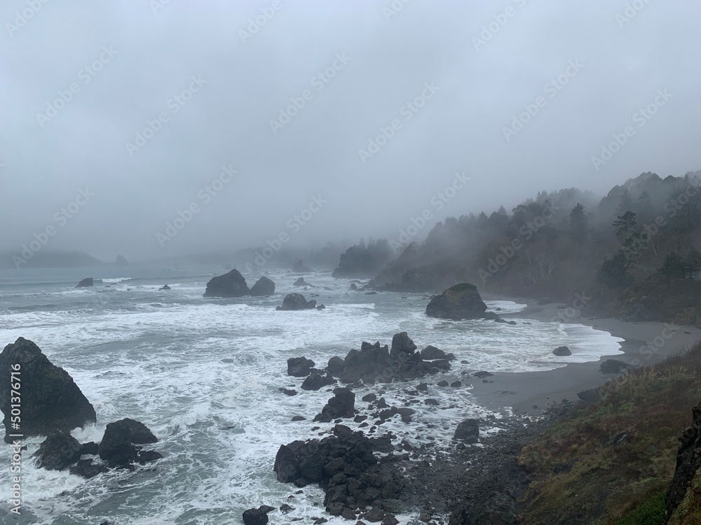 Fototapeta premium waves crashing on rocks