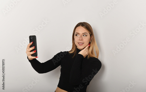 bellissima ragazza che si fa un selfie con il cellulare photo