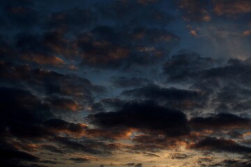 Ciemne chmury i zachód słońca