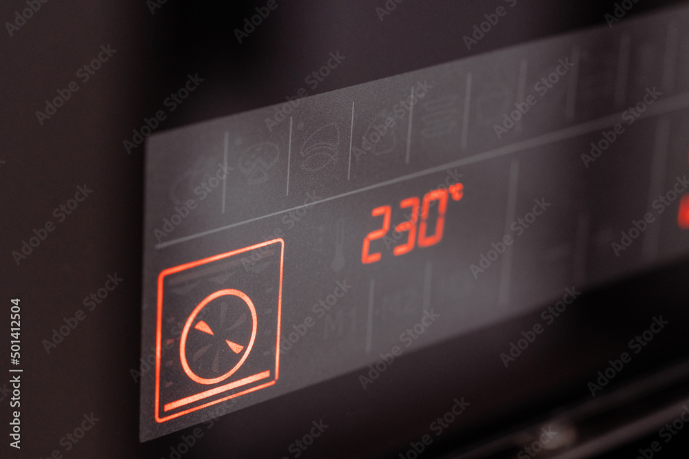 very hot oven, display shows how many degrees there are in the oven, what program is selected and how much time is left before the end of baking