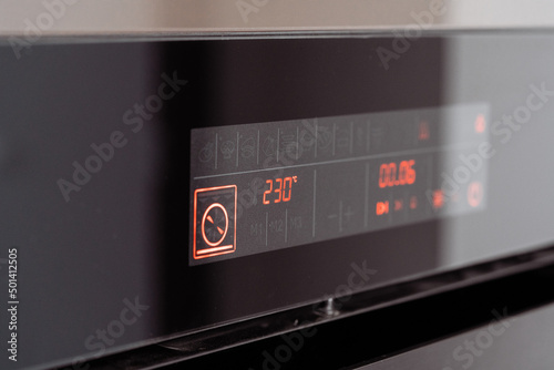 very hot oven, display shows how many degrees there are in the oven, what program is selected and how much time is left before the end of baking