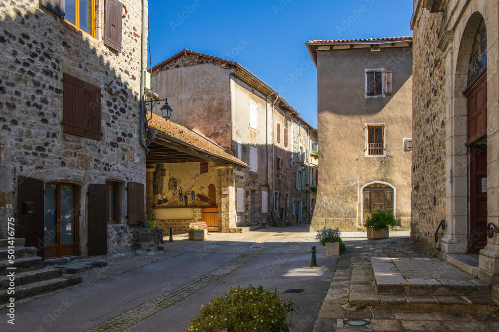 France, Ardèche (07), une ruelle de Thuyets, village  labélisé 