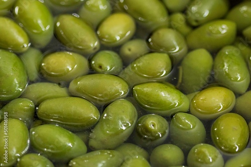 Azeitonas verdes na conserva.  Azeitona ou oliva é o fruto da oliveira com grande importância agrícola na região mediterrânea como fonte de azeite. photo