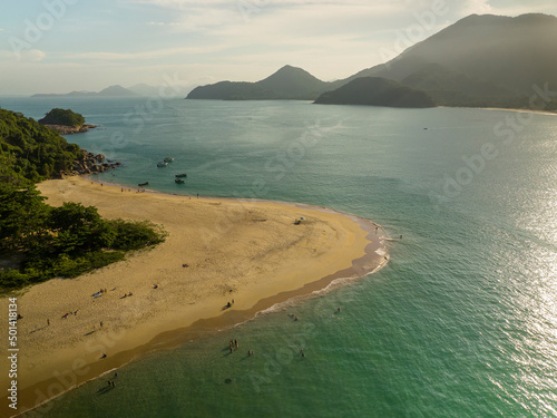 Bild auf Leinwand Vista aérea de uma praia no meio do oceano atlântico