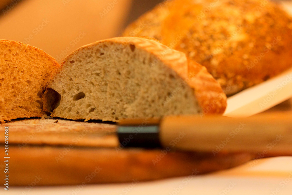 Pão é um alimento obtido pela cocção de uma massa de consistência elástica, elaborada basicamente com farinha de cereal. - obrazy, fototapety, plakaty 