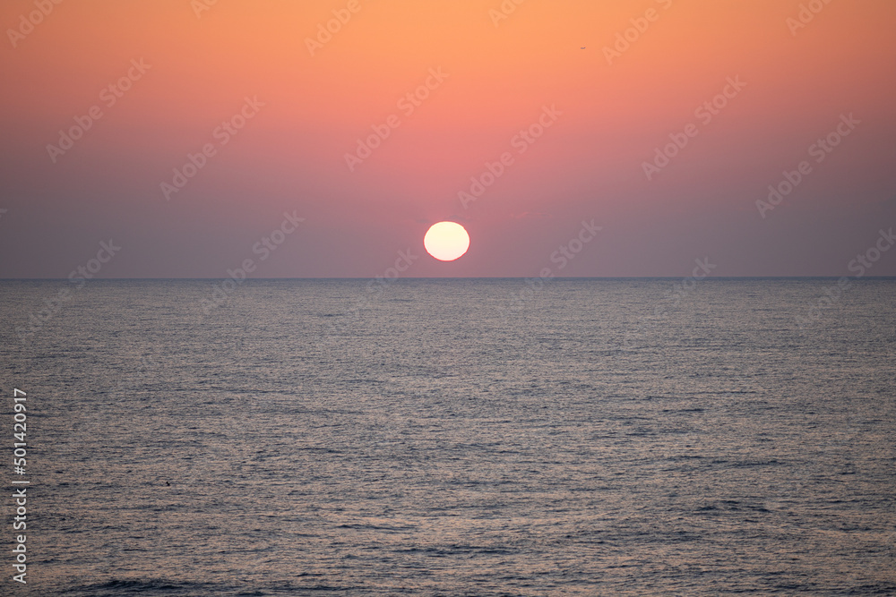 Lever de soleil dans la brume en Mer Méditerranée