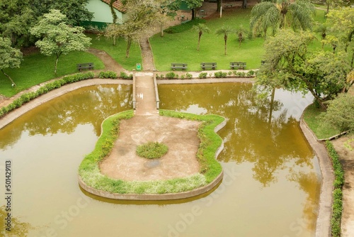 Lago em parque em foram e violão. photo