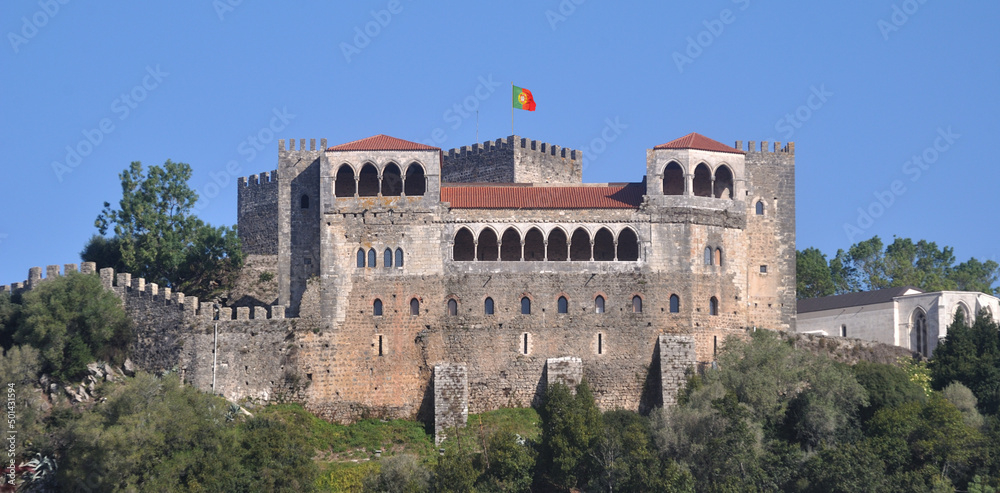 Castelo da cidade de Leiria, Portugal com bandeira hasteada