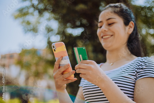 Bild auf Leinwand Mujer haciendo compras desde su celular y pagando con tarjeta de crédito