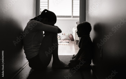 Sad mother and child at home in a dark room Fototapet