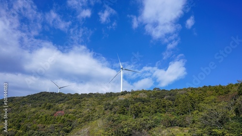 佐多岬で青空バックに見た風力発電の情景＠愛媛