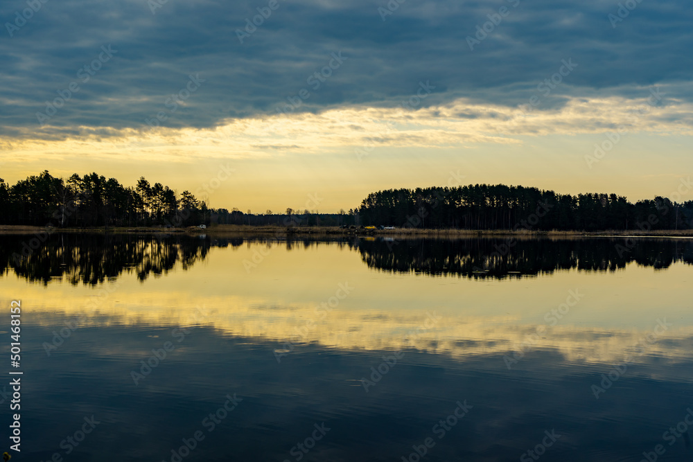 Naklejka premium sunset over the lake, the sunset over the water, the clouds at sunset, reflection