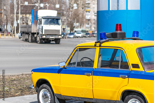 A police car of the Highway Patrol Service is on duty at the post and is responsible for regulating traffic on city streets.